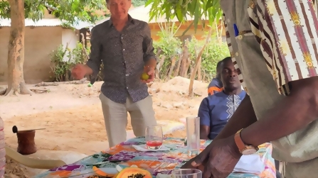 Pascal zeigt, wie man fachmännisch eine Papaya zerteilt