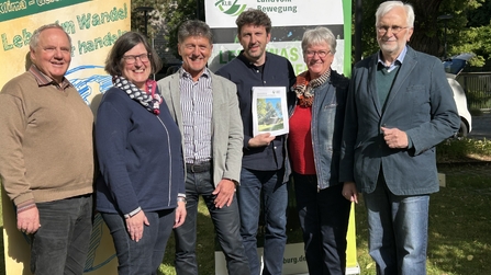 Das Umweltteam im Juni 2025 mit dem gemeinsam erarbeiteten Umweltbericht