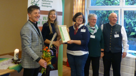 Verleihung des Umweltzertifikats Grüner Gockel durch die Umweltbeauftragte Beate Eichinger